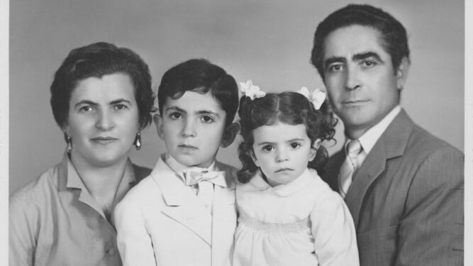 Antonio, su esposa, Virginia, y sus dos hijos, Giacomo (de primera comunión) y Rosanna, en 1955.