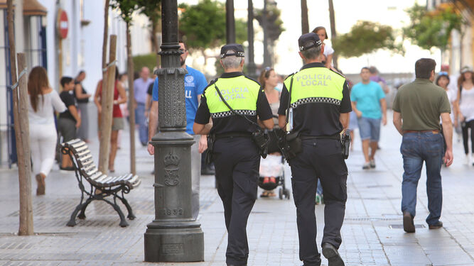 Dos policías locales patrullan por una calle del centro de la localidad, en una imagen de archivo.