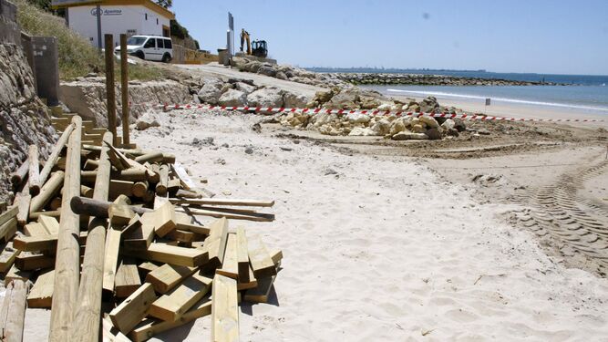 La playa de Fuentebravía, en El Puerto, es una de las que se puede ver afectadas ante la falta de alternativas para la regeneración de la arena.
