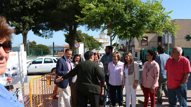 José María Román e Irene García conversan con vecinos durante su visita a las obras en la plaza de Santa Ana.