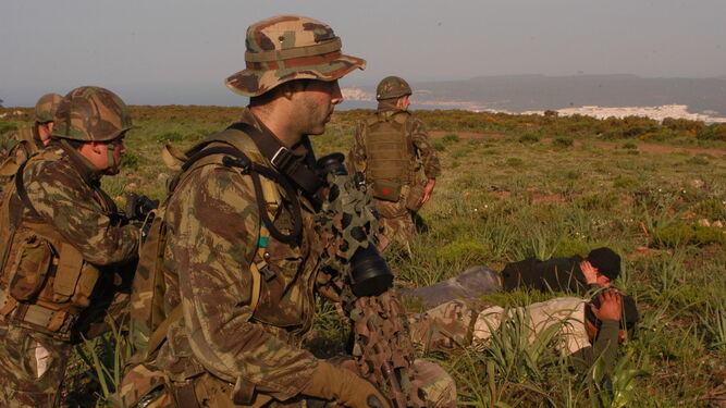 Militares durante una de las maniobras que se realizan en el Campo de Adiestramiento de la Sierra del Retín.