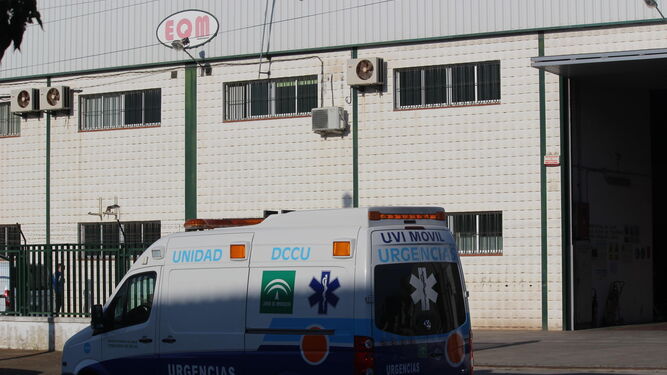 Una ambulancia frente a la empresa donde ocurrió ayer el accidente.