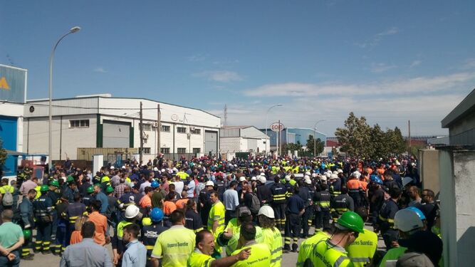 Casi 3.000 trabajadores de plantilla e industria auxiliar de Navantia Puerto Real se concentraron durante la mañana de ayer frente a la fábrica de EQM.