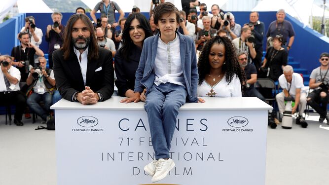 Labaki, con los actores y el productor de su película, en Cannes.
