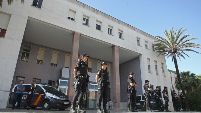 Ocho agentes de la Policía Nacional custodian la entrada a los juzgados de Algeciras, el pasado jueves, durante la declaración de los detenidos.