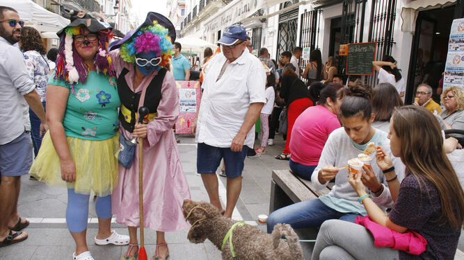 Imagen de algunos de los participantes, propietarios y perros en el Animahelado solidario.