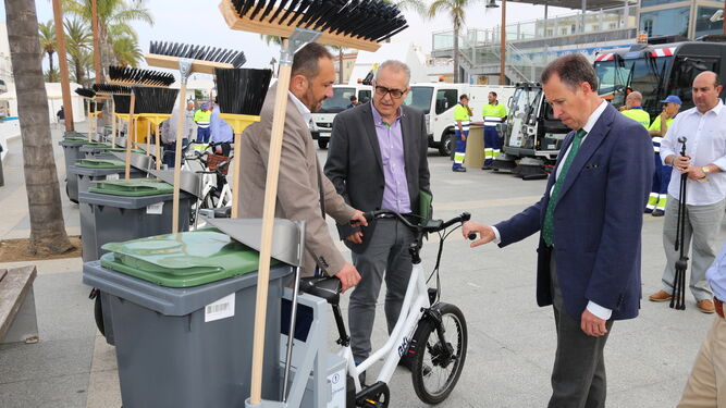 Momento de la presentación de los triciclos eléctricos para limpiar las calles.