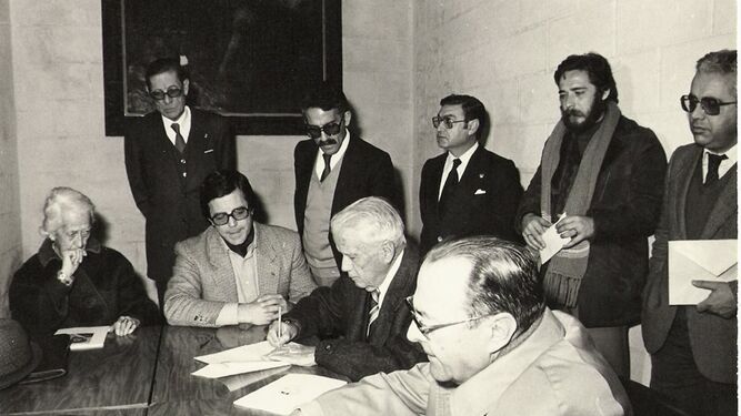 Los hijos de Eulogio Varela y el entonces alcalde Antonio Álvarez, el día de la firma de la cesión de los cuadros.