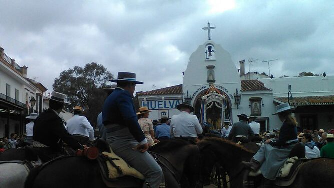 La Hermandad de Huelva inicia su regreso desde El Roc&iacute;o