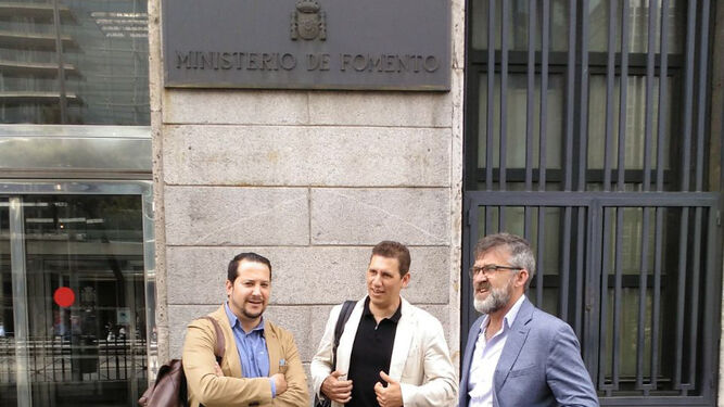 Antonio Fernández, junto a técnicos de Fomento y Patrimonio Histórico ante la sede del Ministerio, ayer en Madrid.