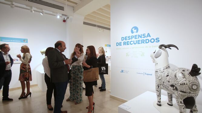 Un momento del acto de presentación de la exposición que puede visitarse en la sede de la Fundación Cajasol en San Antonio.