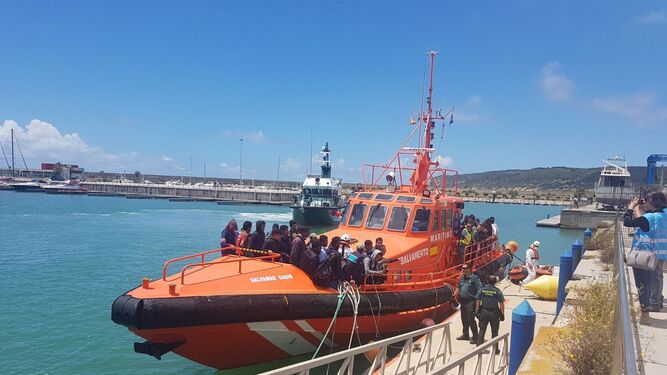 Trasladan a Barbate a 49 inmigrantes rescatados en el Estrecho
