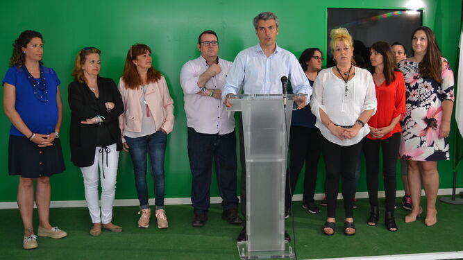 Representantes de la AMPA del San Ignacio junto al portavoz andalucista al presentar la moción