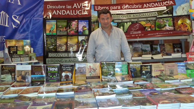 José Manuel Dorado, en su stand en la Feria del Libro de Ronda.