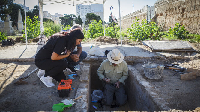Chary Herrera, presidenta de SOS Bebés Robados, junto al arqueólogo Jorge Cepillo en el cementerio de San José.
