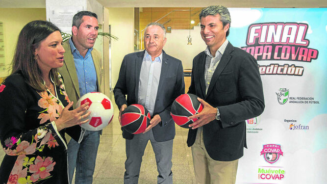 Cavada, Madrañal, Gordillo y Romero (de i. a d.), en la presentación de la Copa Covap en el centro de congresos de San Fernando.