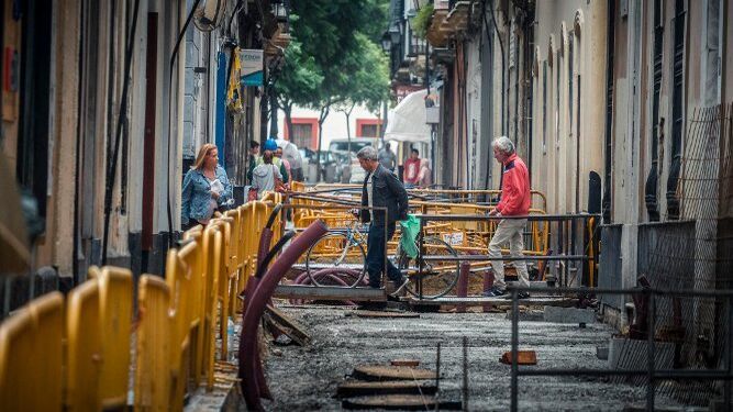 Imagen de las obras que Aguas de Cádiz está haciendo en la calle Veedor.