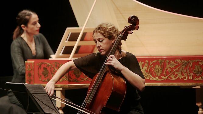 Mercedes Ruiz (violoncello) y Eva del Campo, durante el concierto en el Teatro del Títere La Tía Norica.