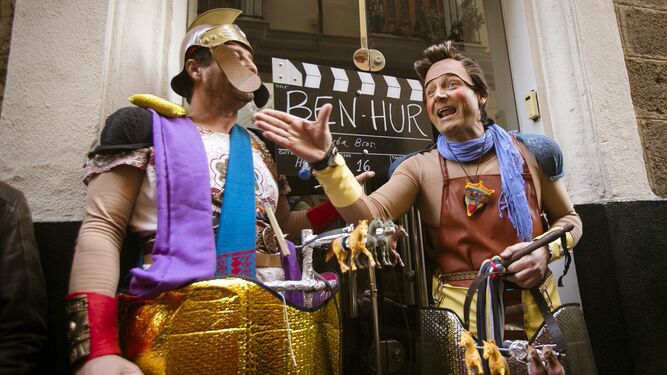 El romancero Ben Hur actúa en la calle durante el Carnaval.