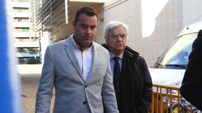 Francisco Javier Medina, acompañado por su abogado, Francisco Baena Bocanegra, ayer.