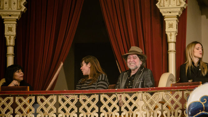 El pregonero Joaqu&iacute;n Sabina, en el Gran Teatro Falla.
