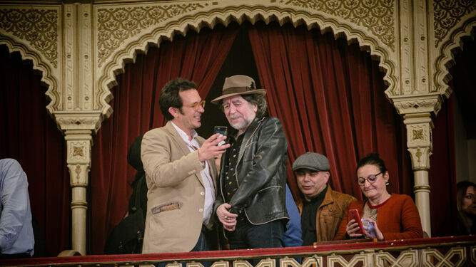 El pregonero Joaqu&iacute;n Sabina, con el alcalde en el Gran Teatro Falla