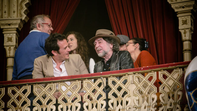 El pregonero Joaqu&iacute;n Sabina, con el alcalde en el Gran Teatro Falla
