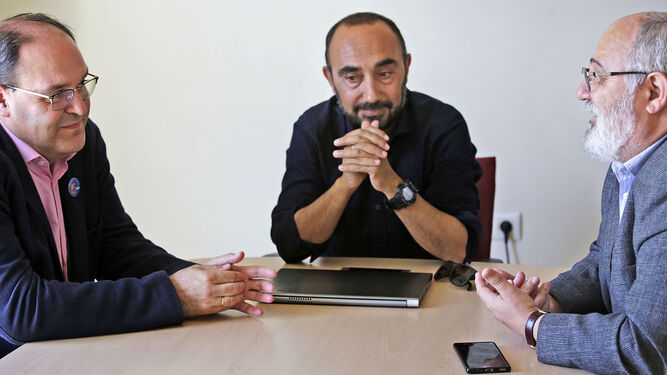 Juan José Domínguez, Javier Benavente y Manuel García Sedeño, durante la conversación en Diario de Cádiz