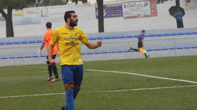 Joselito Cornejo celebra uno de sus numerosos goles con el Conil.