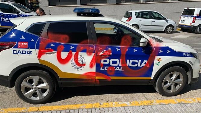 La Policía Local de Cádiz investiga unas pintadas en un vehículo oficial