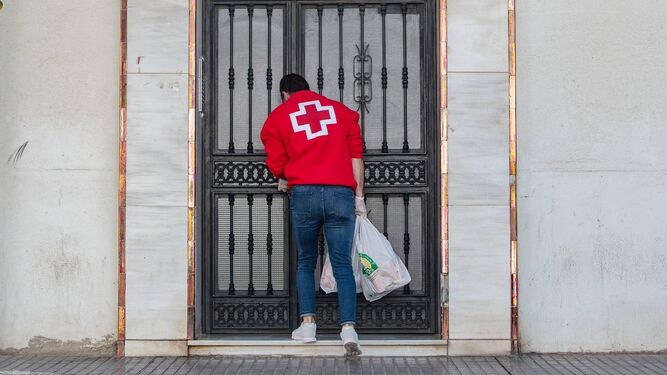 Un voluntario de Cruz Roja, en la puerta de un domicilio.