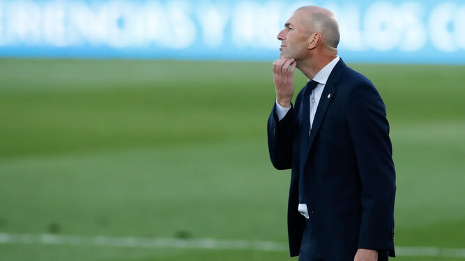 Zidane se toca la barbilla durante el partido contra el Cádiz.