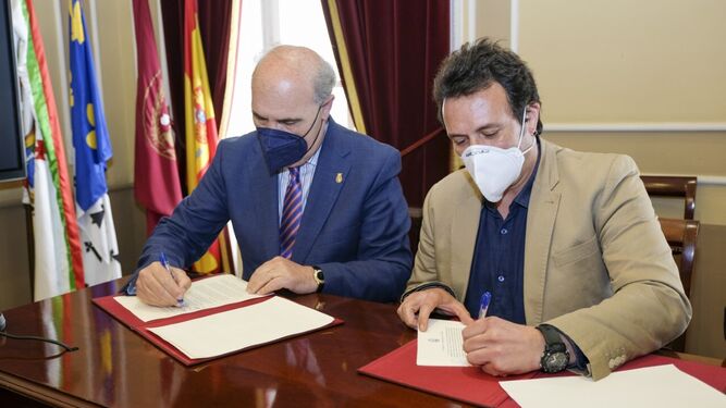 Firma del acuerdo entre las cofradías y el Ayuntamiento de Cádiz.