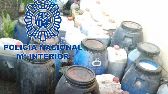 Bidones intervenidos por la Policía Nacional.