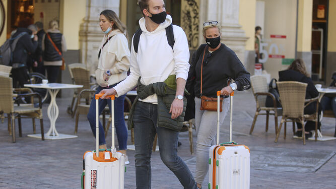 Dos turistas caminan por el centro de Málaga semanas atrás.