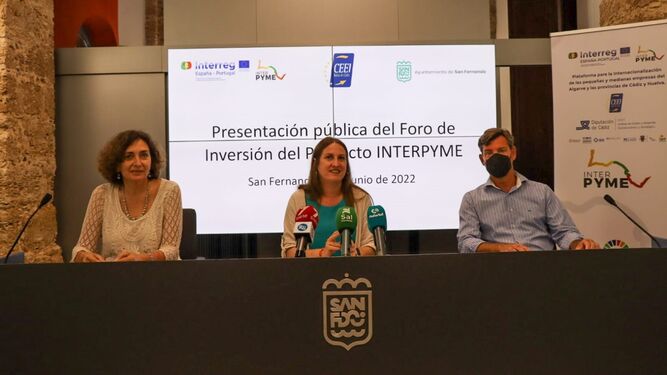 Presentación del II Foro de Inversión del CEEI Bahía de Cádiz. En el centro, Regla Moreno, y a la izquierda, Carmen Romero.