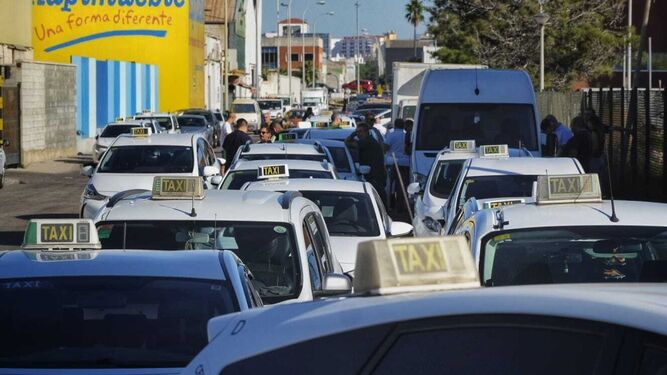 Concentración de taxistas en la Zona Franca de Cádiz.