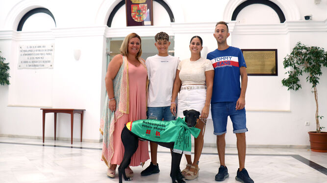 Elena Amaya recibe a Furia y a su familia tras proclamarse campeón