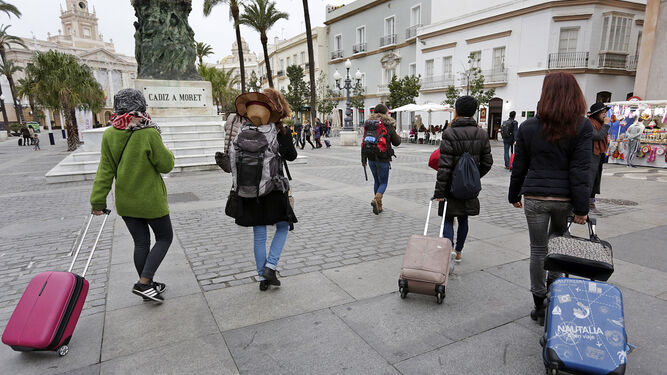Varios turistas llegando a Cádiz a la altura de la plaza de San Juan de Dios