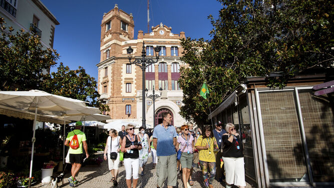 Turistas visitando los rincones de la Plaza de las Flores