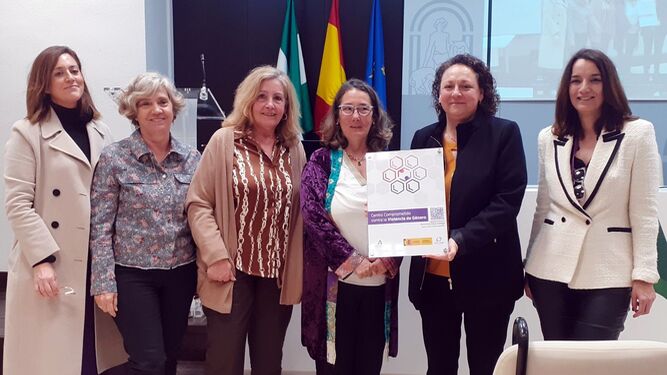 Recogida de la certificación por parte de una representación del equipo directivo del Área de Gestión Sanitaria Sur de Sevilla y de su Comisión Interdisciplinar de Violencia de Género.