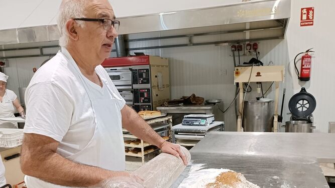 El maestro pastelero, Fermín Mesa durante la elaboración del alfajor.