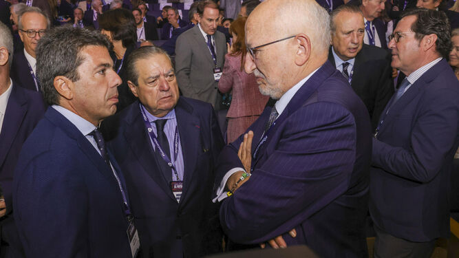 El presidente Valenciano, Carlos Mazón, junto a los empresarios Vicente Boluda y Juan Roig, entre otros líderes empresariales.