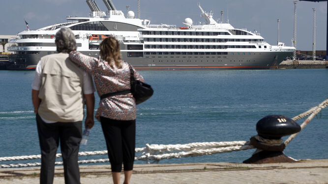 Un crucero de lujo, atracado en el puerto de Cádiz