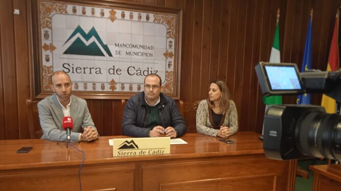 El presidente de la Mancomunidad de la Sierra, Carlos Javier García, con otros  cargos del ente comarcal.