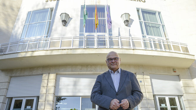 El subdelegado del Gobierno en Jaén, Manuel Fernández, ante la fachada del edificio del organismo.
