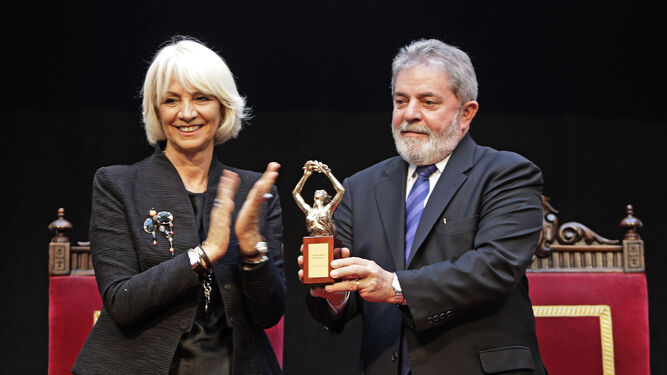 El presidente de Brasil, Lula da Silva, recoge el premio 'Libertad' (2011) de manos de Teófila Martínez.