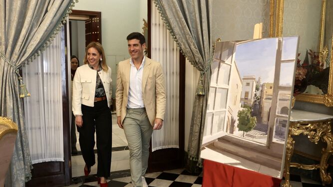 Almudena Martínez y Eduardo Millán junto a la cuadro para el Día de la Provincia de Cádiz.