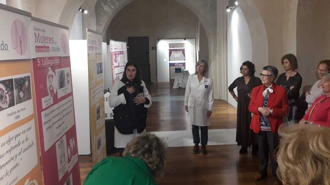 Visita de la asociación Clara Campoamor a la exposición 'Mujeres que inventaron la historia'.