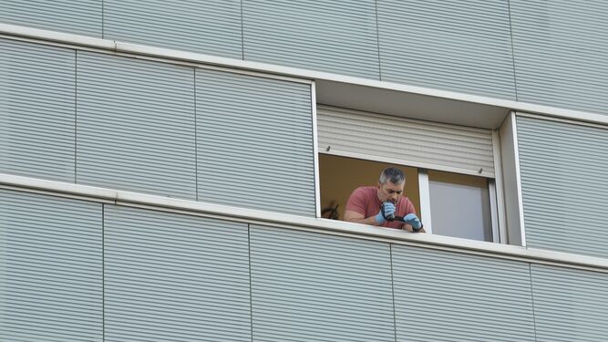 Un investigador trabaja en la ventana desde la que ha caído el bebé.
